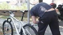 Il furto della bicicletta a tre ruote del ragazzo down  è avvenuto dal giardino di casa nella frazione  di Avane  (foto d’archivio) 