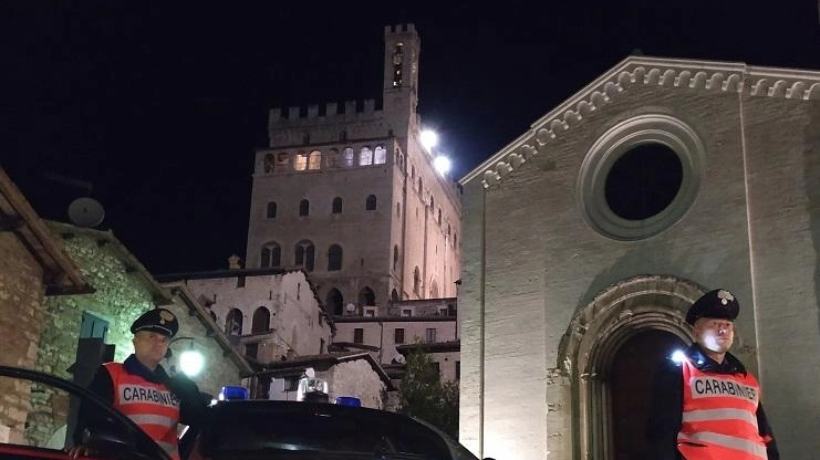 Strappano catenina a un anziano al mercato di piazza 40 Martiri Strappano catenina a un anziano al mercato di piazza 40 Martiri