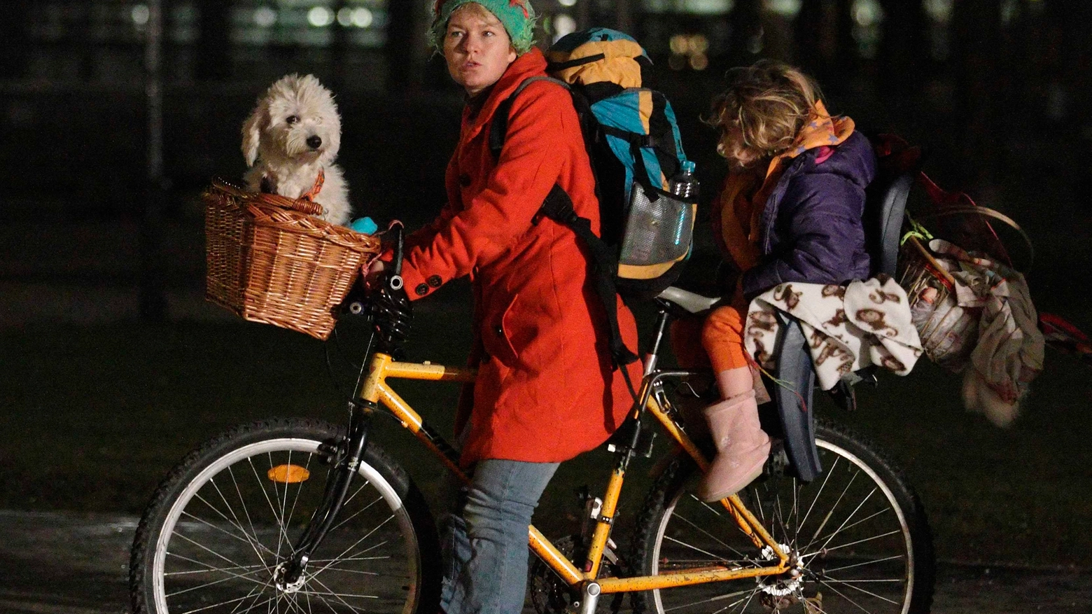 Famiglia con cane in bici 