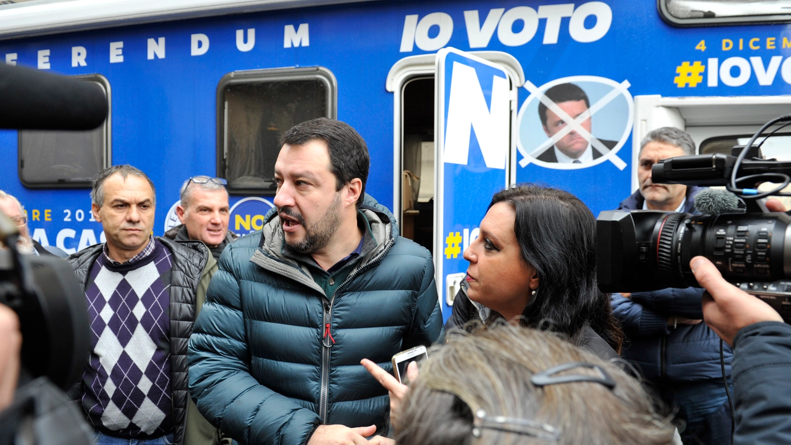 Il leader della Lega Nord ha fatto una breve tappa in città per sostenere il 'no' al referendum del 4 dicembre