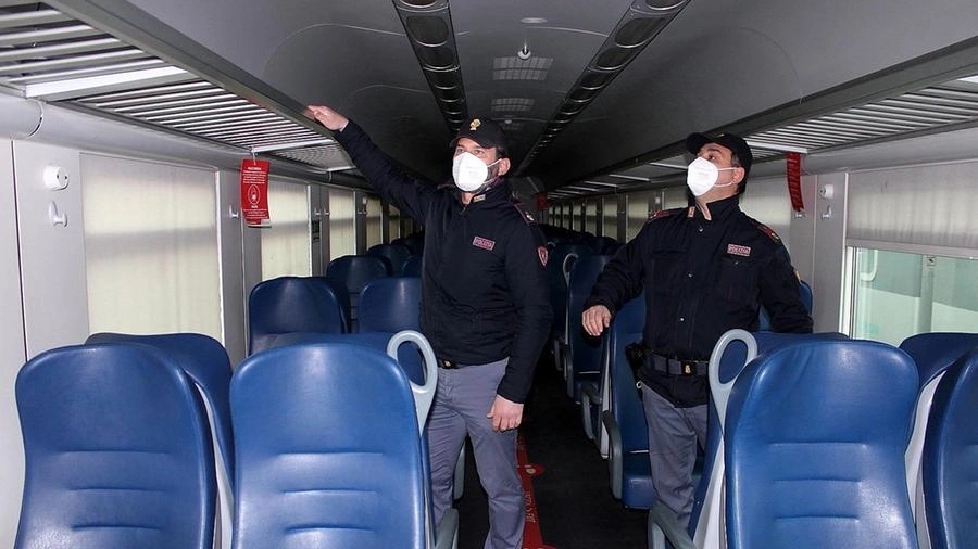 La Polizia verifica la situazione su uno dei treni in Umbria