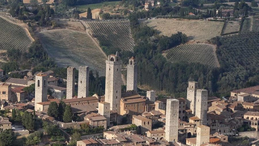 Sinergia di natura e storia sorvolando San Gimignano tra colline e torri