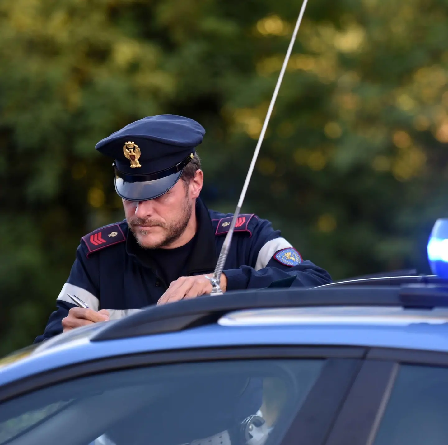 Lanciavano sassi alle auto, i tre ragazzi ai domiciliari col bracciale