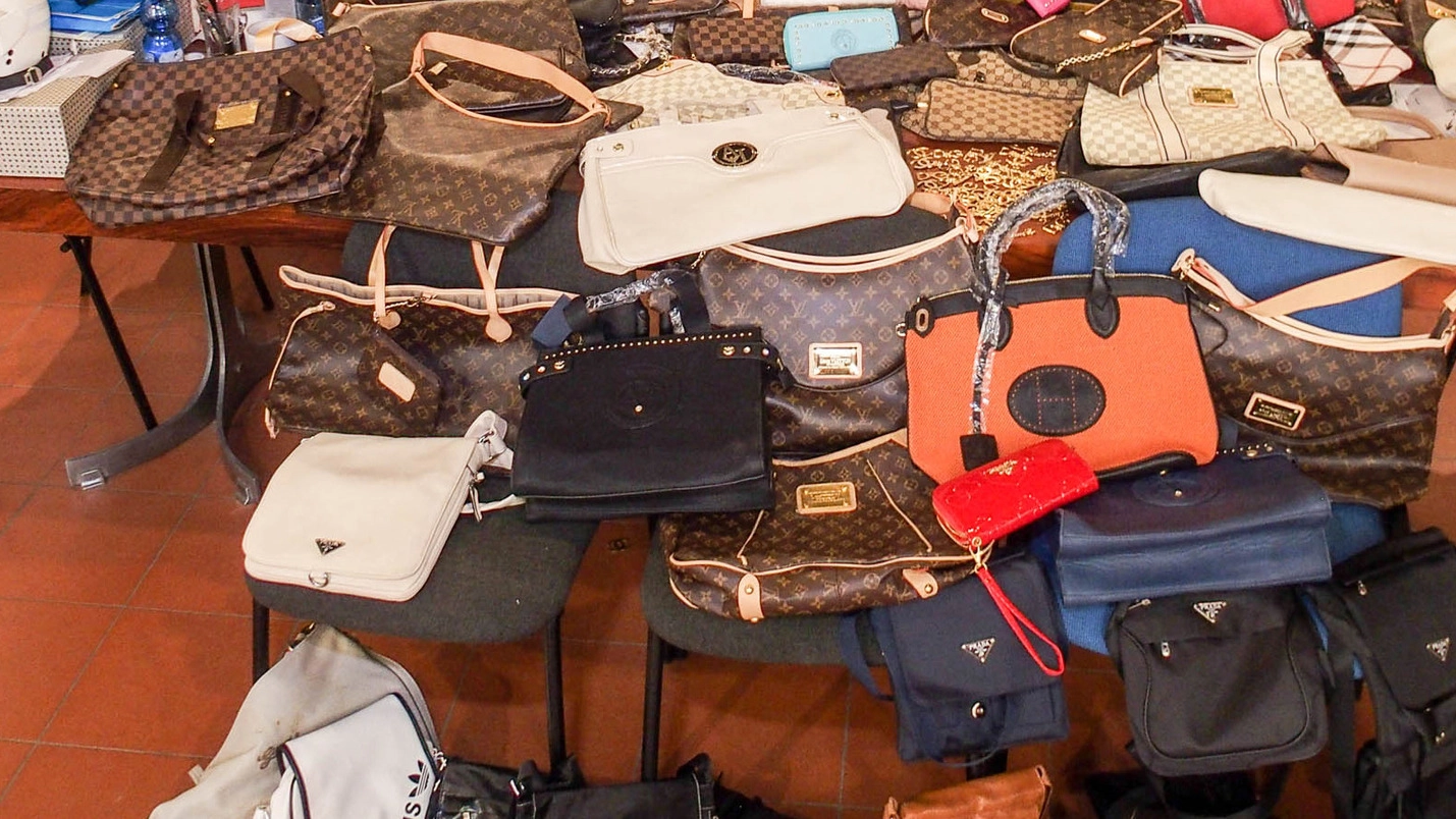 Un sequestro di borse contraffatte (Foto Bove)