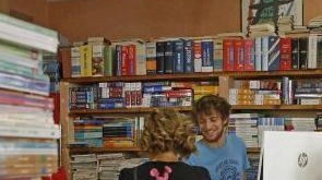 Gli effetti del caro-vita. Libri, zaini e astucci. È caccia all’usato che fa bene al pianeta