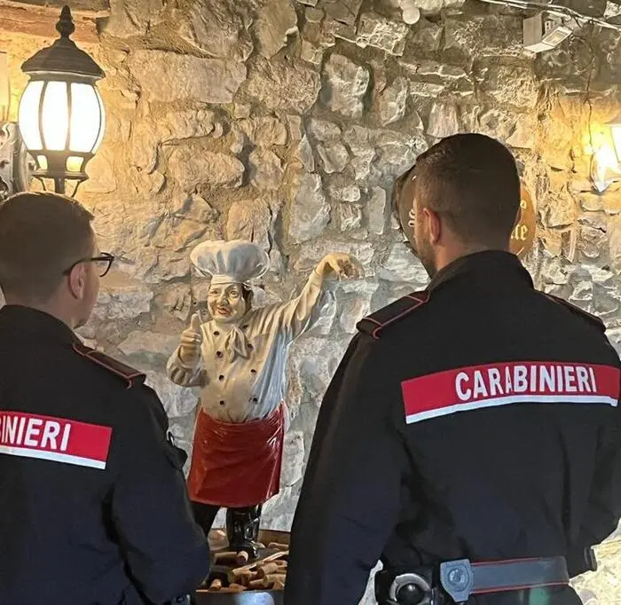 Rubano la statua simbolo del ristorante, sei ragazzi denunciati