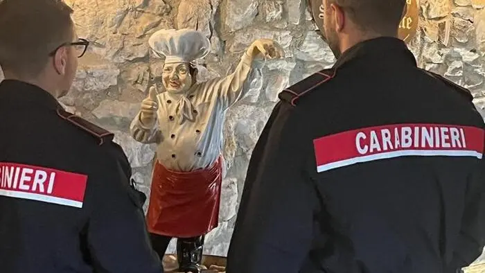 La statua rubata al ristorante