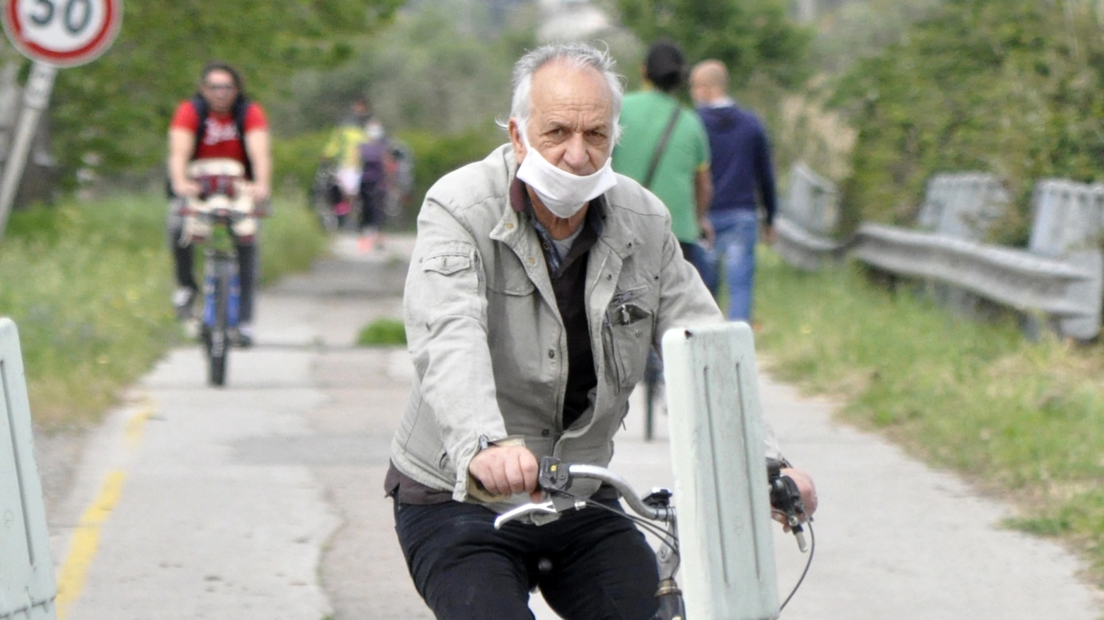 Un ciclista con la mascherina a Grosseto (foto Aprili)