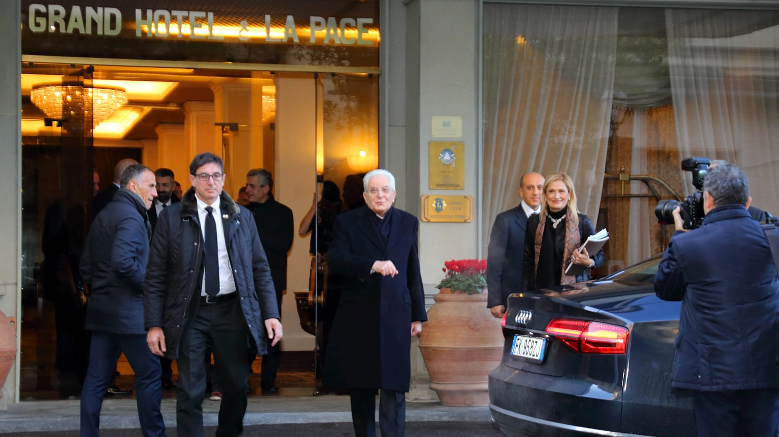 Il presidente Mattarella all'uscita dal Grand Hotel & La Pace