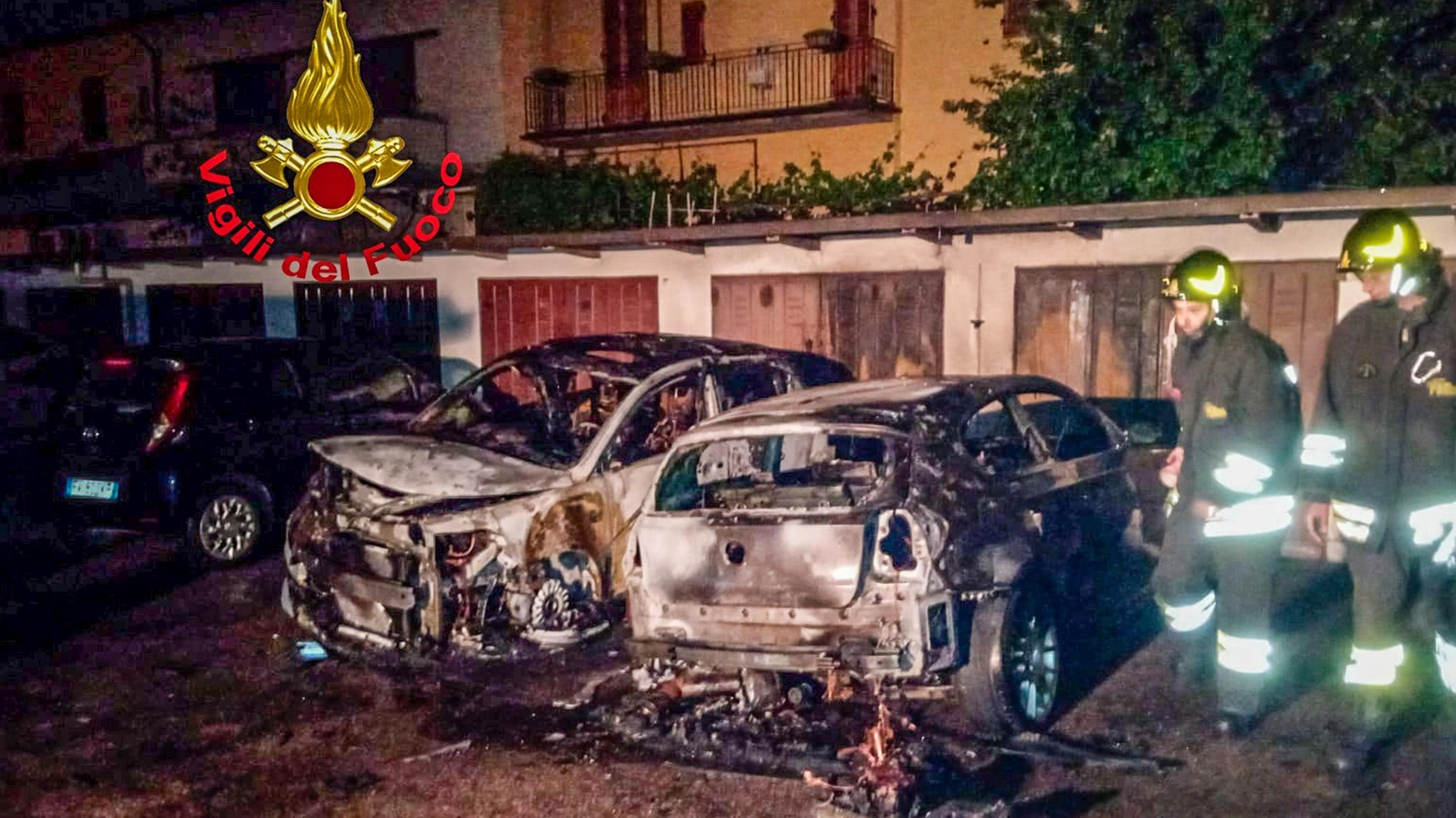 Due auto distrutte da un rogo Prende forza l’ipotesi dolosa Due auto distrutte da un rogo Prende forza l’ipotesi dolosa
