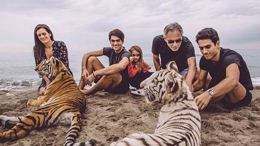 La famiglia Bocelli con le tigri in spiaggia