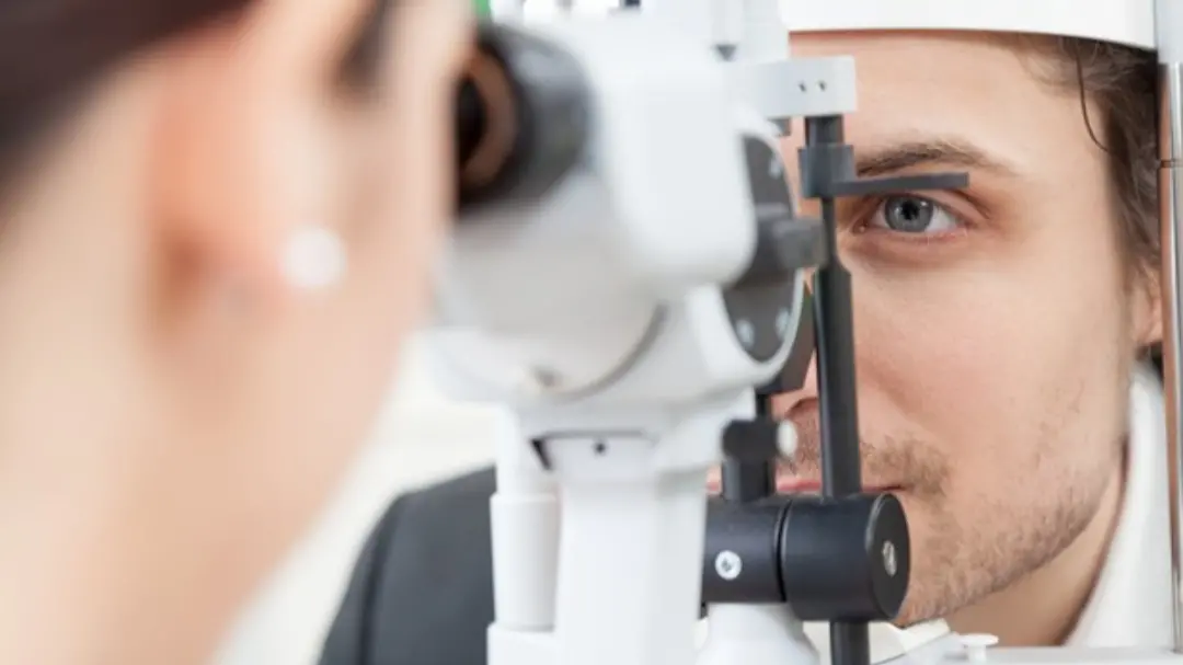 Visita oculistica (foto Ansa) 