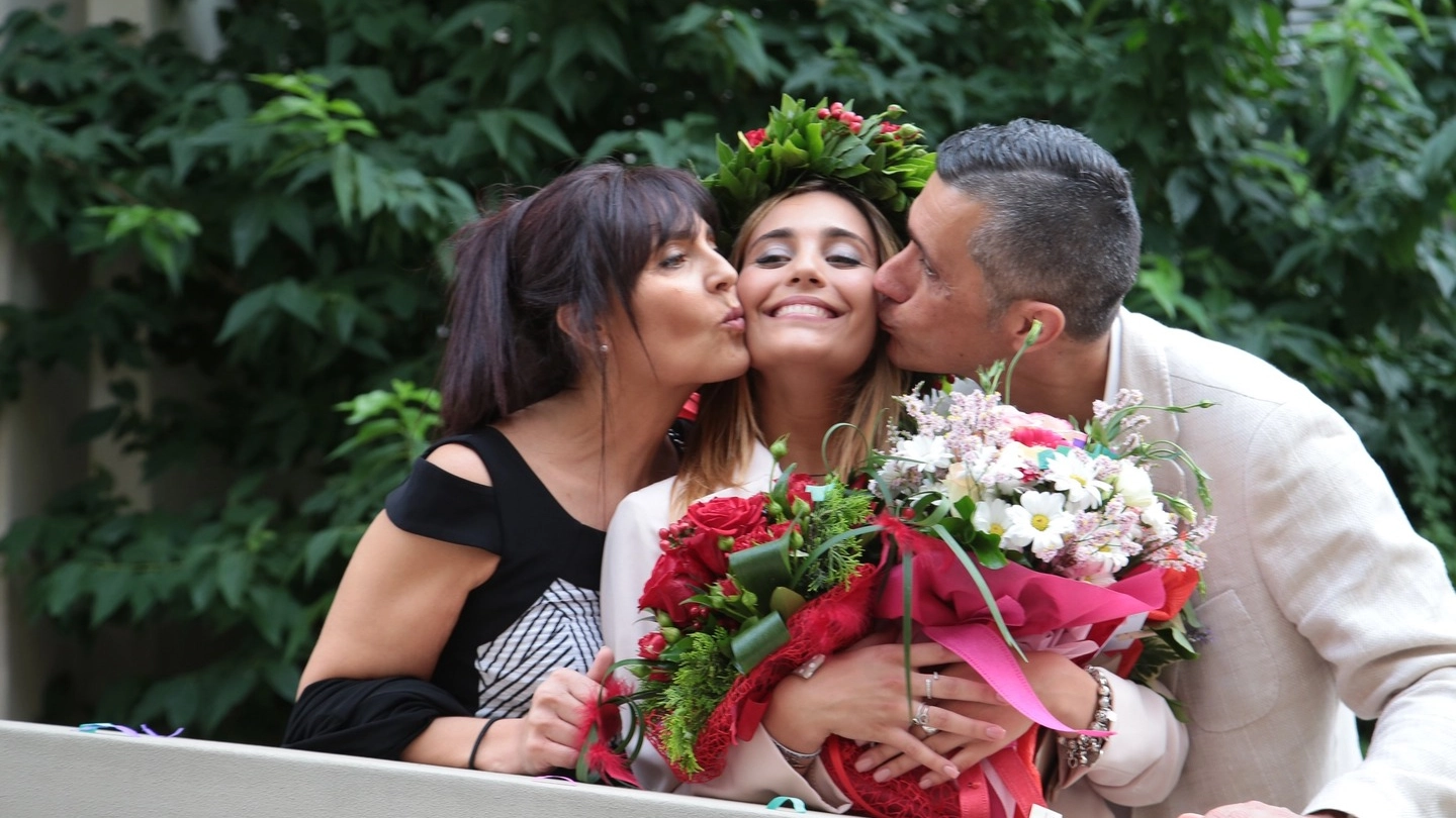 Rachele Risaliti con i genitori (foto Giuseppe Cabras/New Pressphoto)