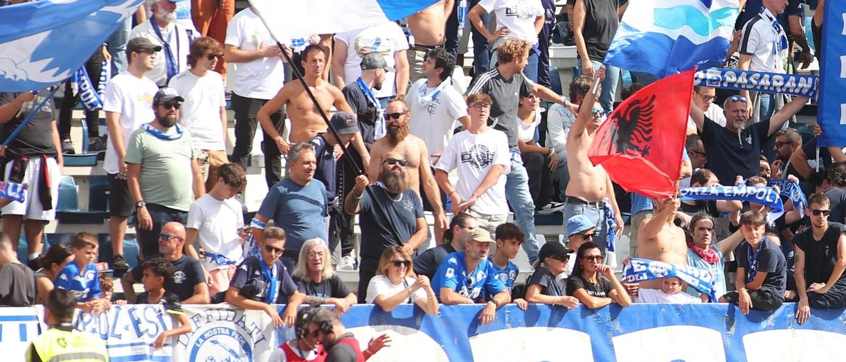 Biglietti per Empoli-Salernitana in vendita presso rivendite ufficiali VivaTicket e sul sito dell'Empoli. Maratona Superiore e Curva Nord solo per residenti in Toscana. Gratis Under 14 con acquisto di un biglietto da parte di un adulto.