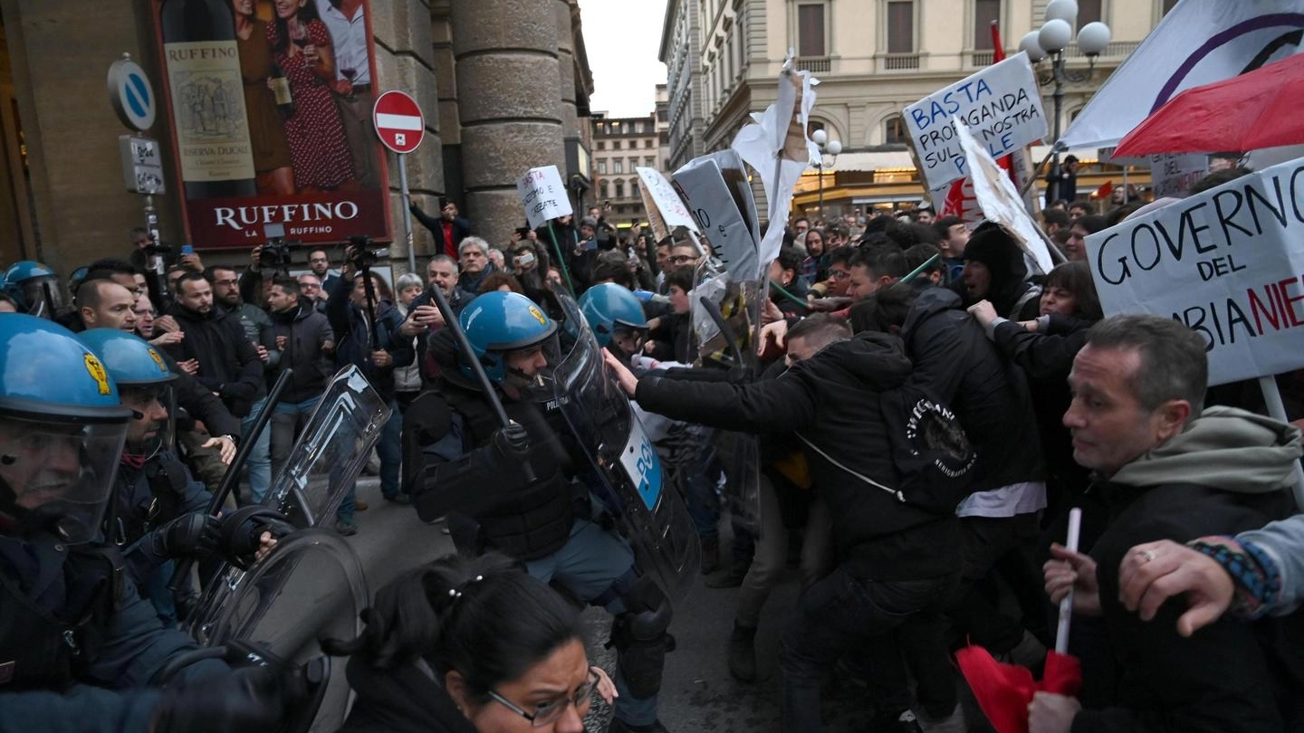 Manifestazione contro Salvini in piazza Repubblica a Firenze