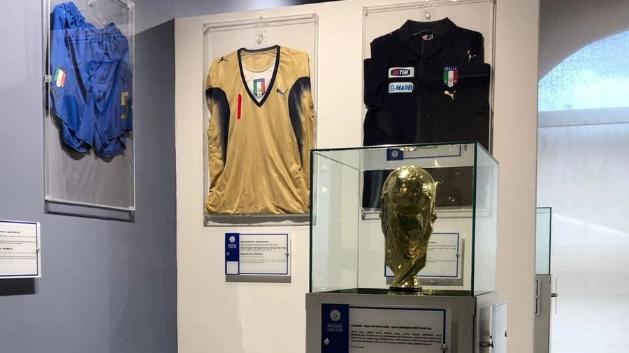 Alcuni dei cimeli azzurri del Museo del calcio