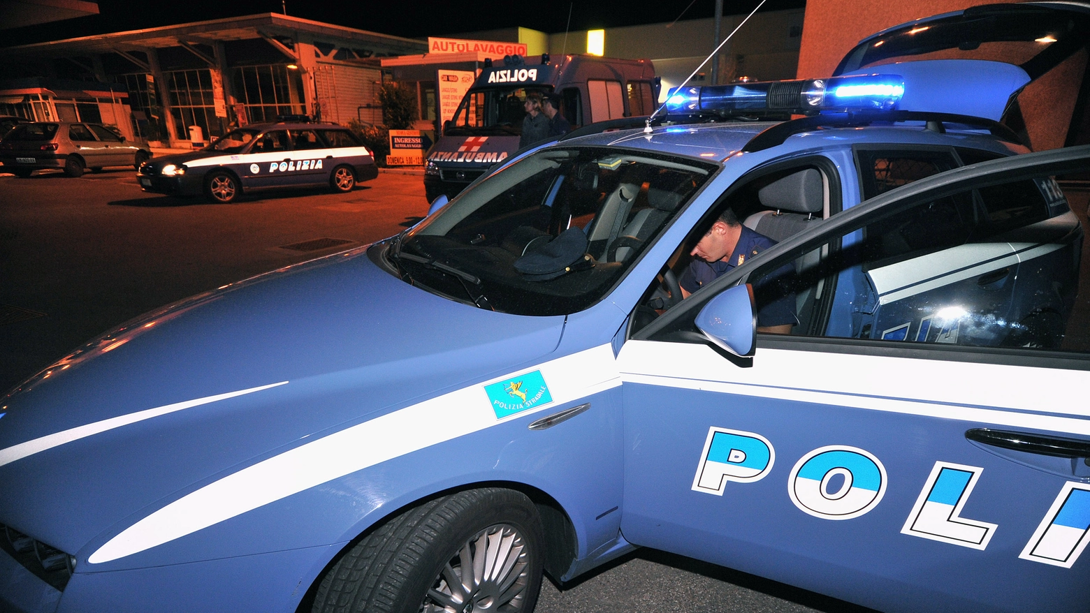 Una volante della polizia (foto di repertorio) Una volante della polizia (foto di repertorio)