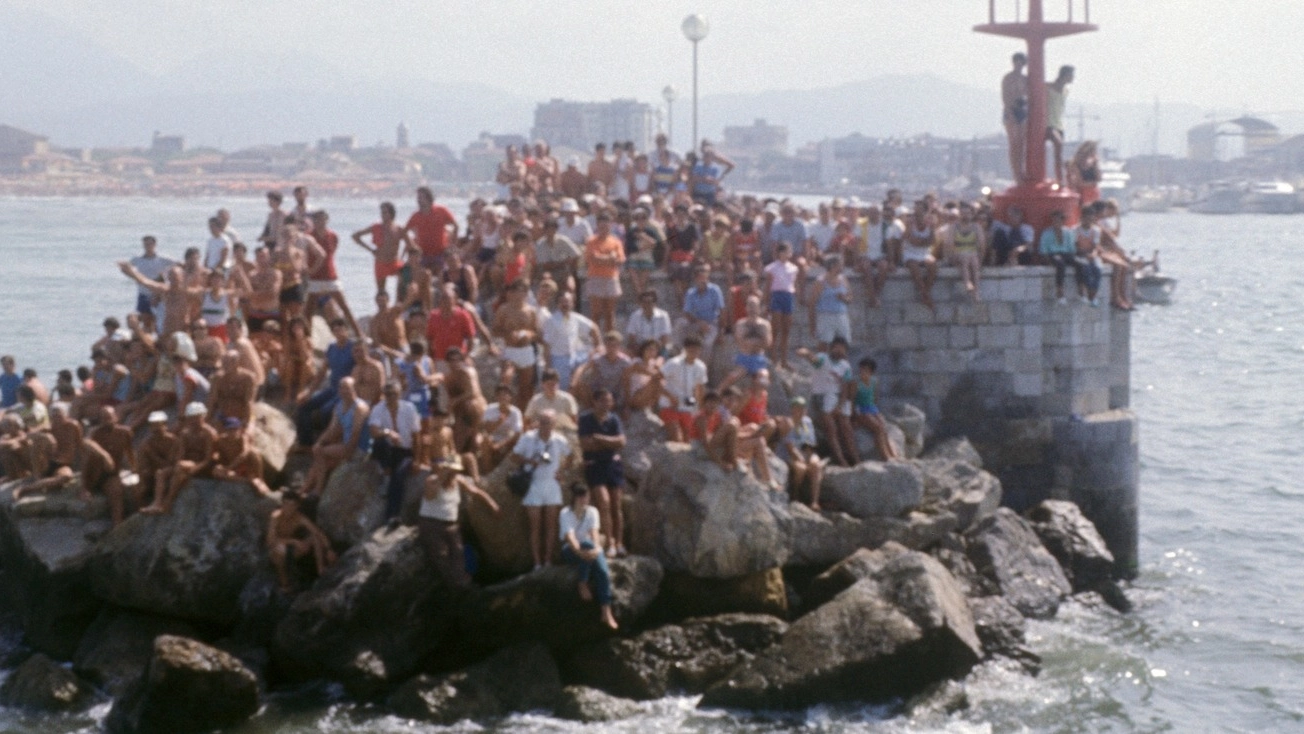 La folla sul molo negli anni Ottanta segue la Viareggio-Bastia