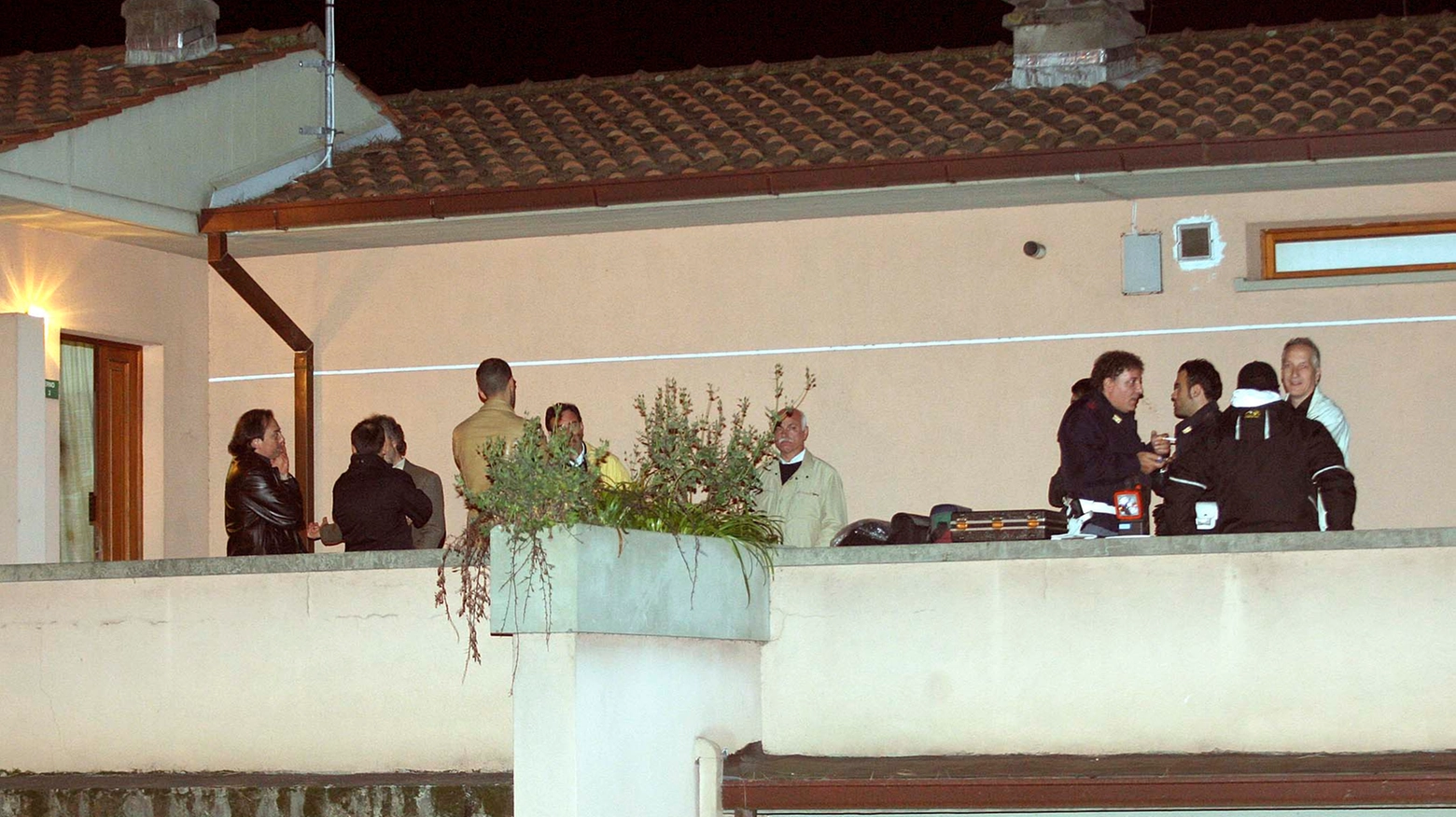 Gli inquirenti ripresi nell'appartamento di Isabel, durante le indagini (Foto Goiorani)