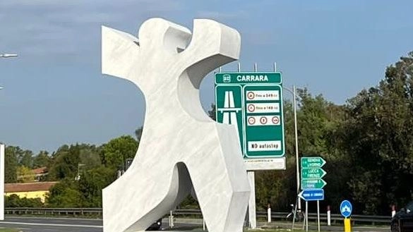 ’La ballerina’ dà il benvenuto in città. Alla rotatoria il dono delle imprese ’La ballerina’ dà il benvenuto in città. Alla rotatoria il dono delle imprese