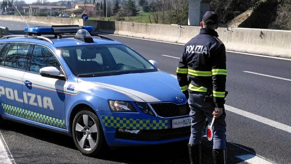 I rilievi dell’incidente mortale sono stati eseguiti dagli uomini della polizia stradale (immagine di repertorio)