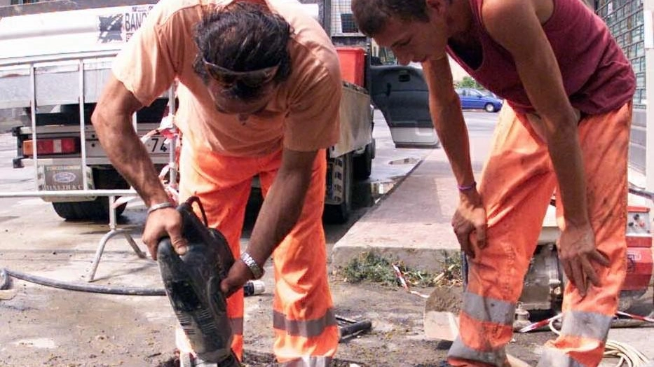 Perdite d’acqua senza fine Chiusa una falla se ne apre un’altra Nuova rottura sulla Provinciale Perdite d’acqua senza fine Chiusa una falla se ne apre un’altra Nuova rottura sulla Provinciale