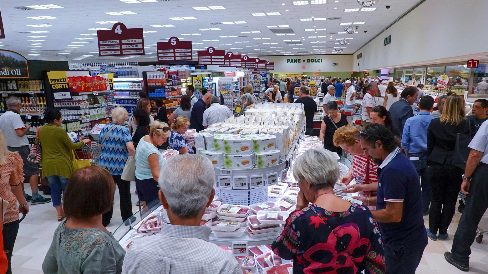 Il supermercato di via dell'Annona (Foto Castellani)