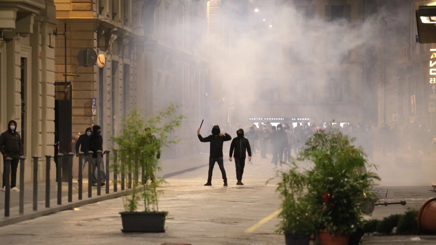 Un momento degli scontri nel centro di Firenze (New Press Photo)