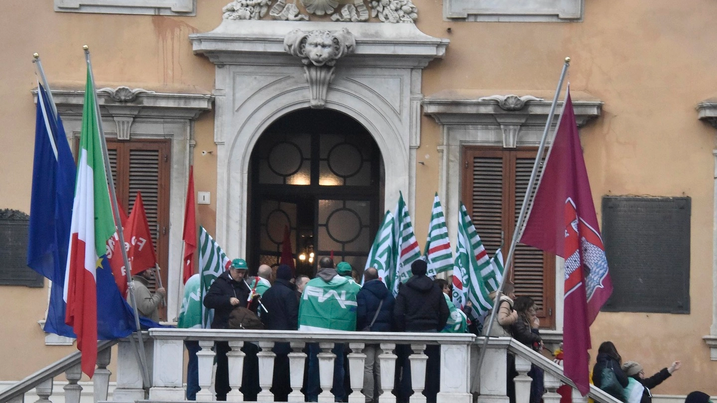 La protesta dei lavoratori della sanità al Comune di Livorno