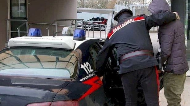 L'arresto del rapinatore fatto dai carabinieri
