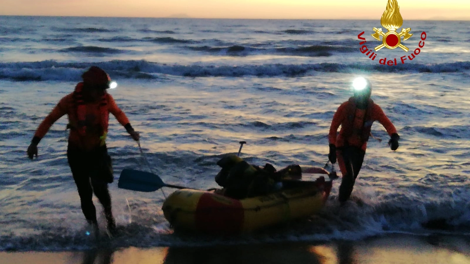 I soccorritori del surfista in difficoltà a Marina di Grosseto