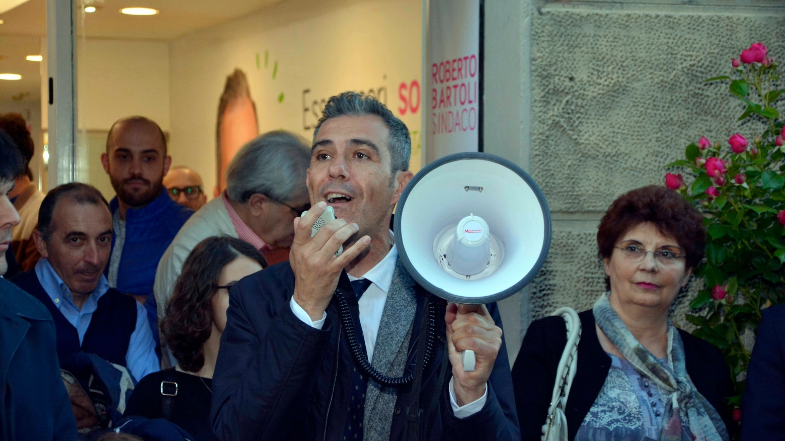 Il candidato delle liste civiche "Prima Pistoia" e "Pistoia sorride" inaugura la sede elettorale per strada con il megafono: "Qui è solo un appoggio, la nostra vera sede è la strada"