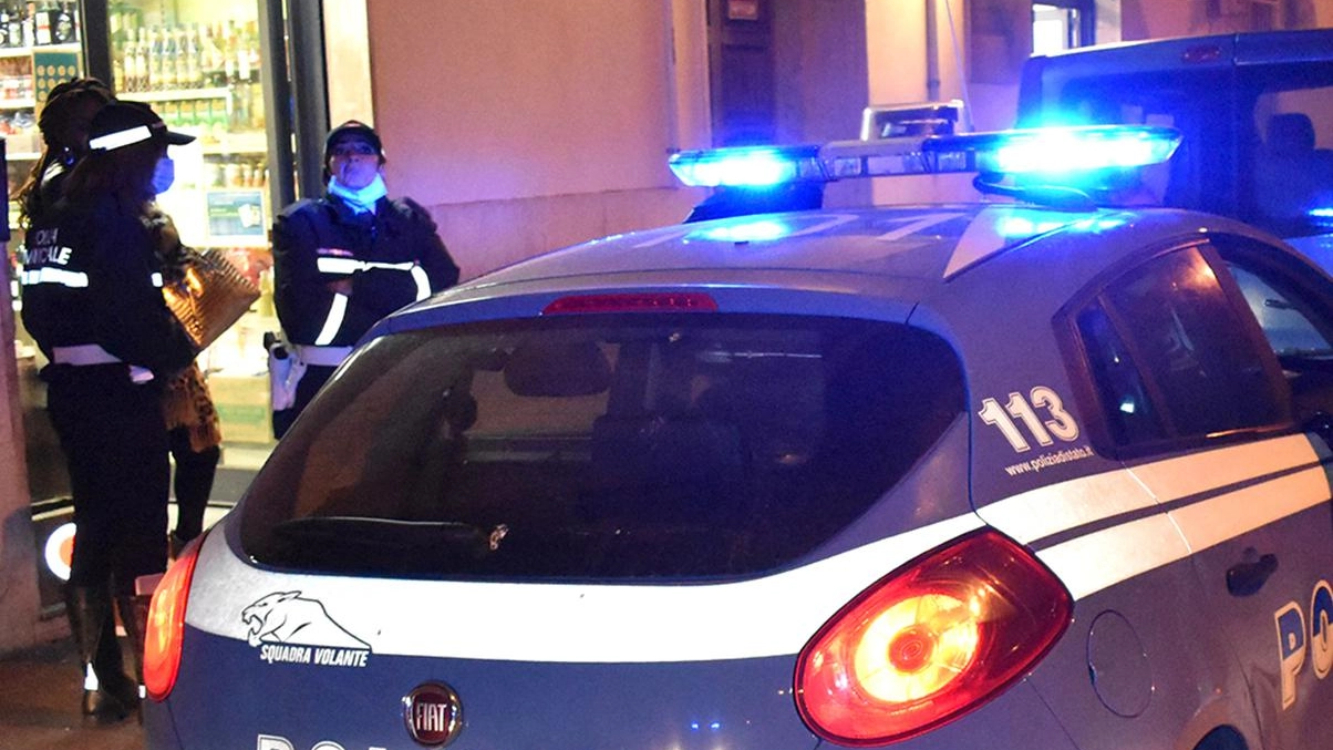 Bottigliate e rissa in strada: danneggiate le auto che erano in sosta Bottigliate e rissa in strada: danneggiate le auto che erano in sosta