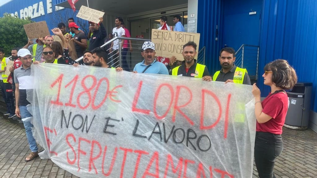 Facchini e autisti in sciopero: "Va applicato il contratto" Facchini e autisti in sciopero: "Va applicato il contratto"