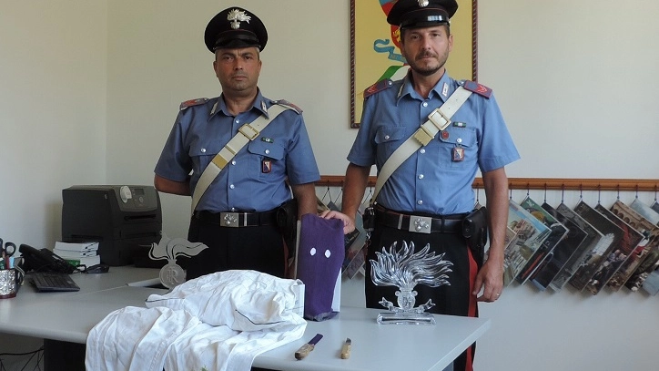 I carabinieri di Santa Croce mostrano l'armamentario trovato nella macchina del rumeno