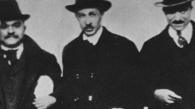 Spartaco Lavagnini (al centro), sindacalista comunista ucciso il 27 febbraio 1921 