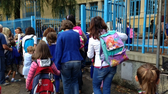 Bambini che entrano a scuola