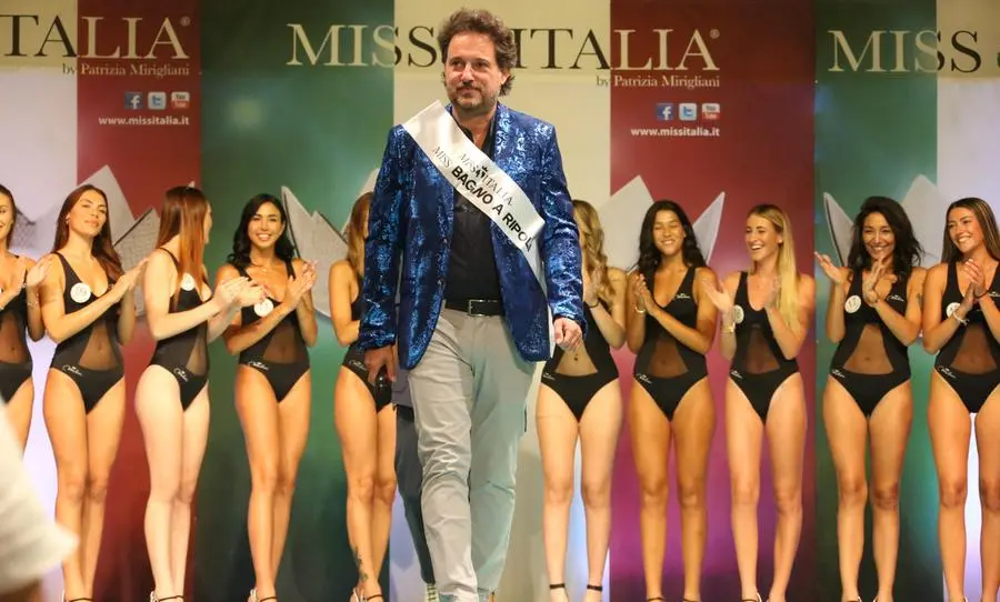 Bellezza e ironia sul palco di Casciana Terme Leonardo Pieraccioni è... ’Miss Bagno a Ripoli’