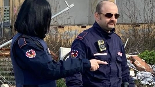 Vestiti da capo a piedi con indumenti rubati. Doppia denuncia Vestiti da capo a piedi con indumenti rubati. Doppia denuncia