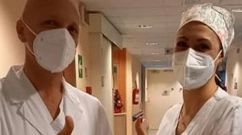 Il dottor Sauro Luchi, primario delle Malattie Infettive, con un'infermiera (Foto Alcide)