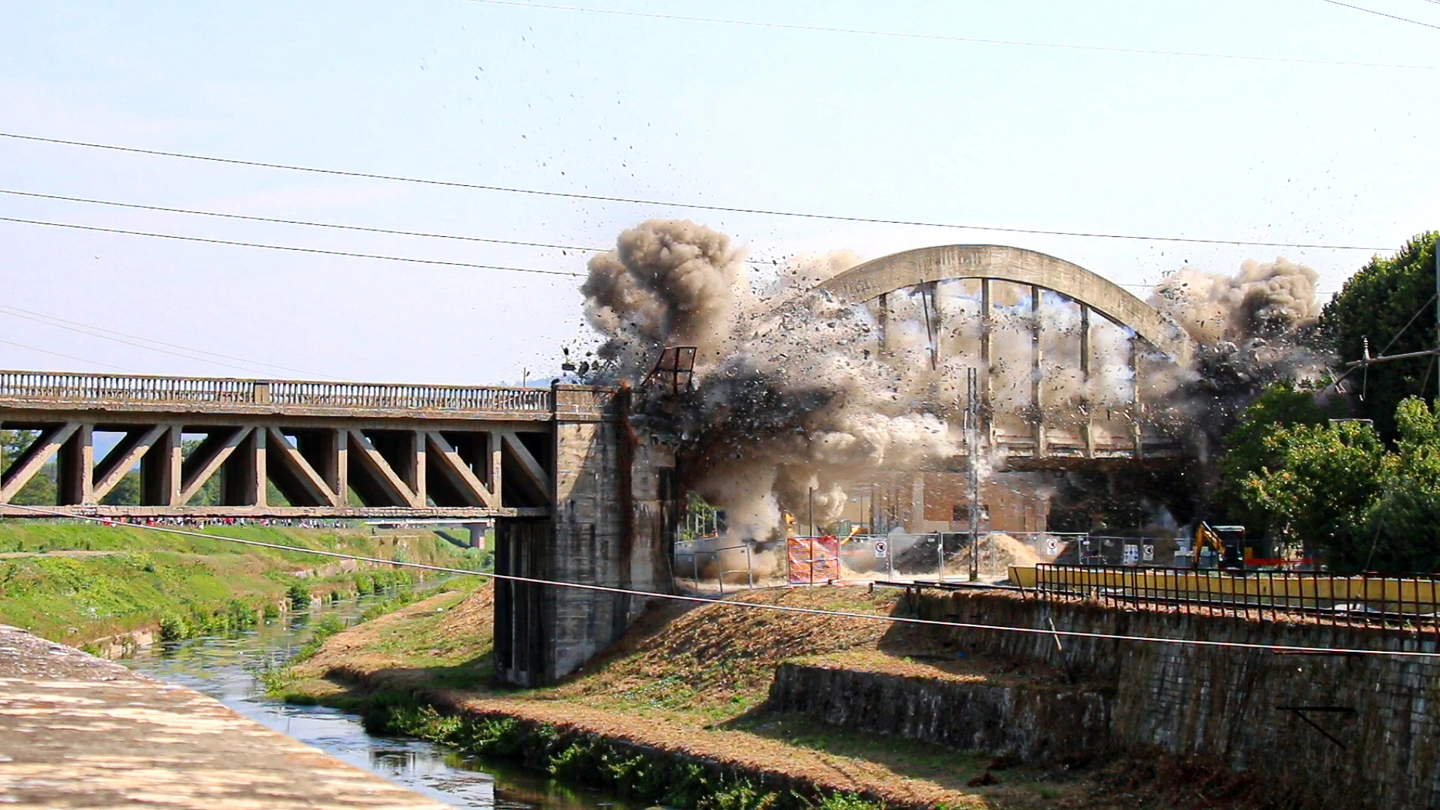 Ponte di Ripafratta, il momento dell'esplosione (foto Valtriani)