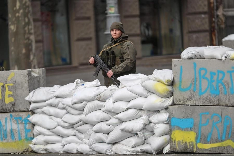Una soldatessa ucraina a Odessa (Ansa)
