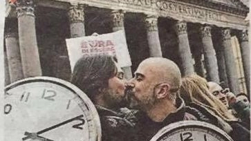 La bacchettona di Ceragioli; sotto: il bacio di due viareggini sul New York Times