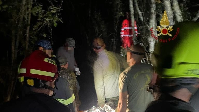 Cade in un dirupo. Uomo trovato di notte. Era andato a caccia Cade in un dirupo. Uomo trovato di notte. Era andato a caccia