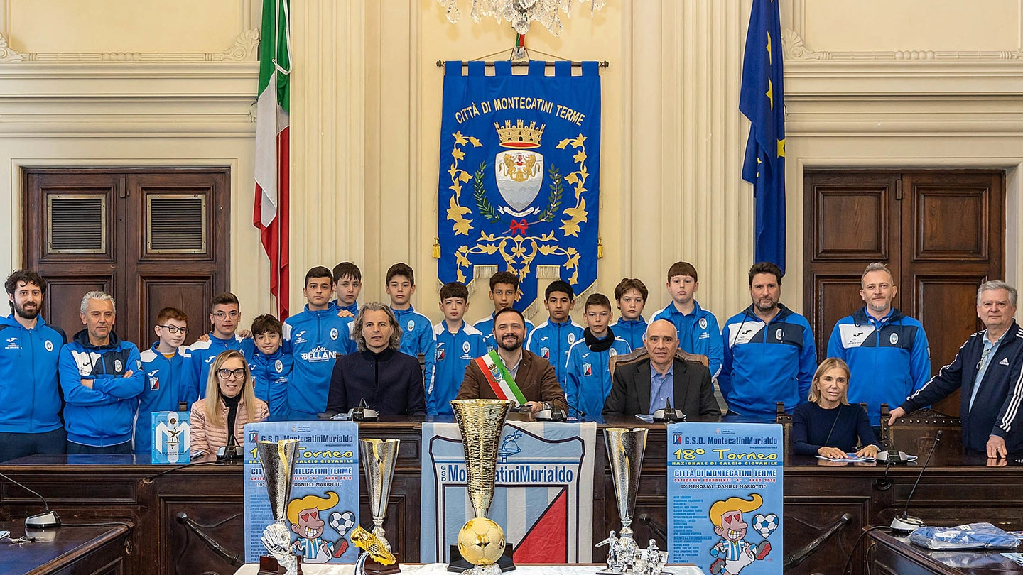 Le autorità con i ragazzi del Murialdo che parteciperanno al torneo al termine della conferenza stampa di presentazione (Foto Goiorani)