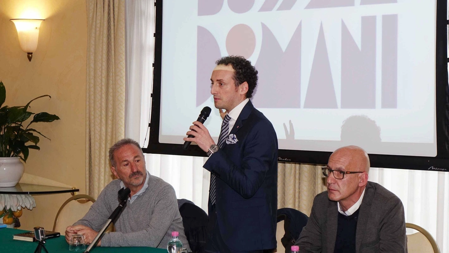 Da sinistra Mimmo D’Alessandro il sindaco Alessandro Del Dotto e Mario Bernardini figlio di Sergio