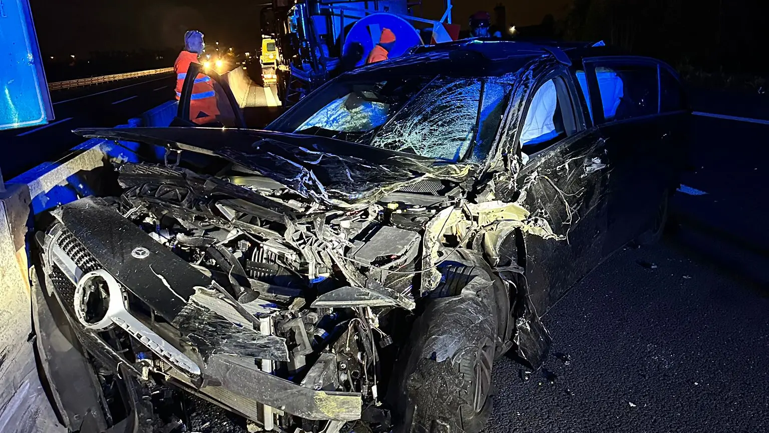 L'auto dopo l'impatto mortale contro il cantiere