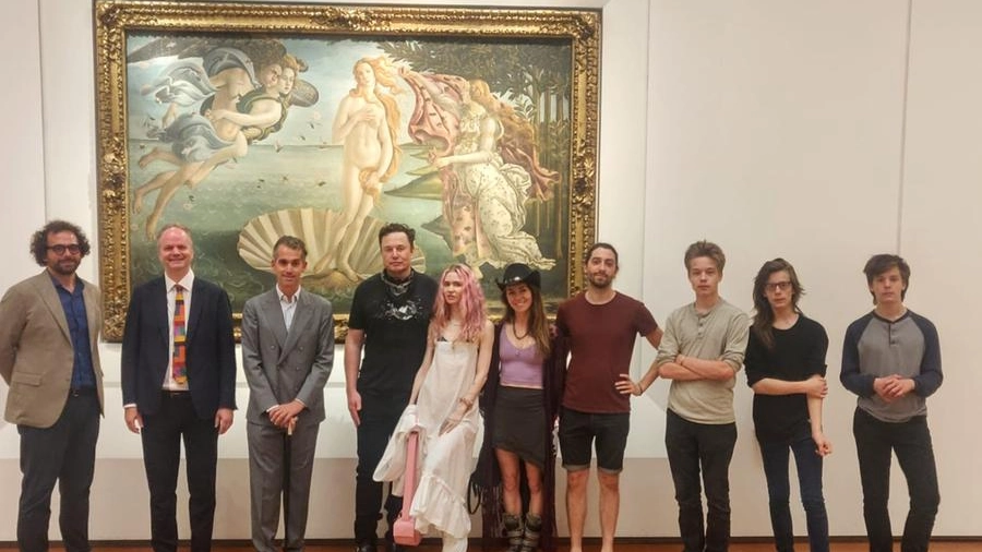 Musk, in t-shirt nera, agli Uffizi