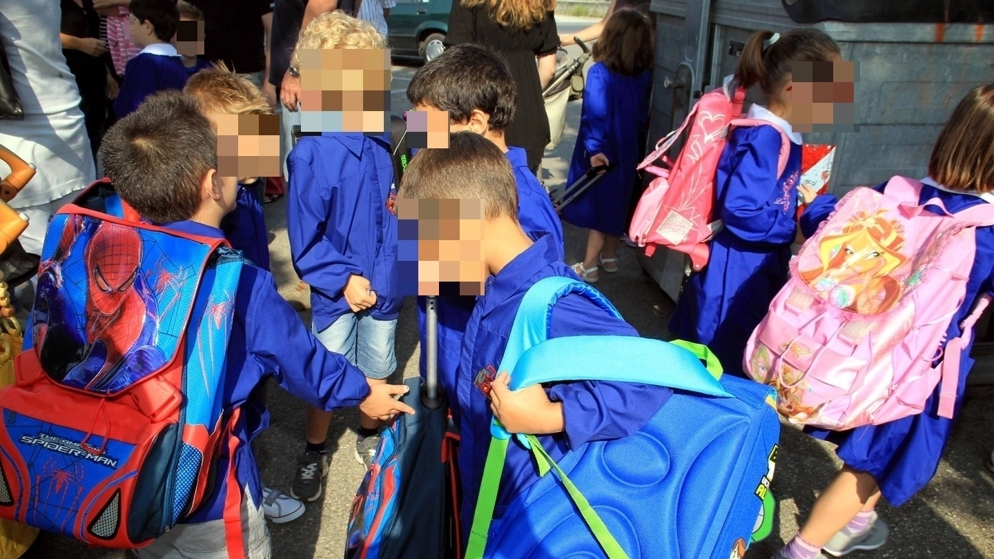 Bambini all'ingresso di scuola