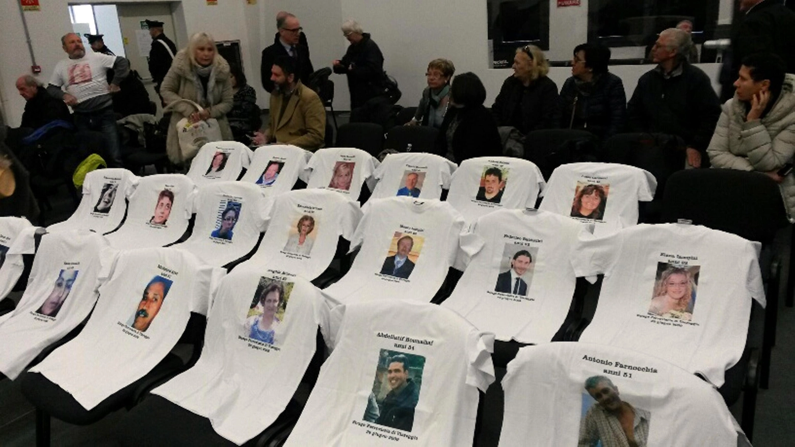 In aula sulle sedie messe magliette con foto delle vittime (foto Ansa)
